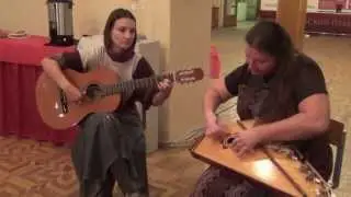 Лена Мартьянова играет на гуслях
