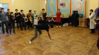 Казах нарушил законы гравитации !