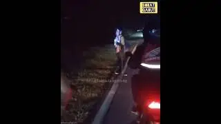 seorang pemuda kesurupan sambil membawa batu nisan kecil di jalan raya tangerang