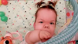 Олюшка на коврике