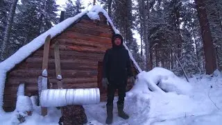 ЖИВУ В ТАЙГЕ В ШАЛАШЕ ИЗ ЖЕРДЕЙ, УТЕПЛЯЮ ШАЛАШ КАК МОГУ.