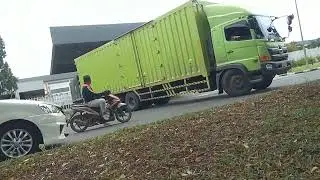Padat Truk kontainer di Gudang Ale ale Pt.Tirta Alam Segar