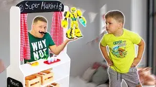 Игорь и папа веселятся и играют в магазин игрушек
