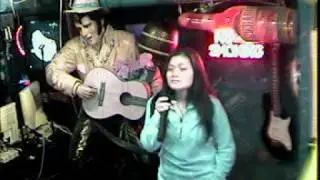 Vanessa singt we don't need another Hero von T. Turner