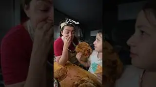 Мама учит дочку готовить блины😂