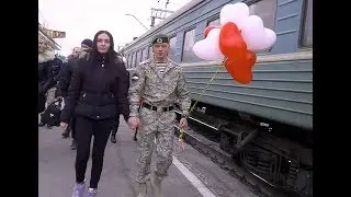 Девушка дождалась парня из армии. ДМБ - 2017. Анна и Сергей. Встреча с поезда. г.Курган.