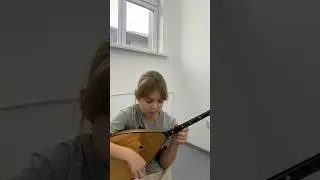 Девочки играют на домбре 
