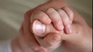 NEWBORN-BABAY-PHOTOGRAPHY-ESSEX-PHOTOGRAPHER-EPPING-baby holding mothers thumb