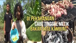Bakar sate kambing di  pekarangan.