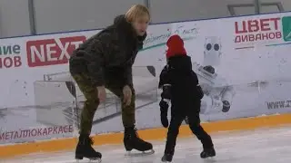 Яна Рудковская делает пистолетик в коньках. Первые шаги в коньках  Александр Плющенко.Январь 2017