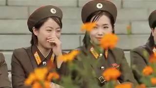 Невероятно. Обе ноги в воздухе! Северокорейский парад.