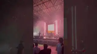 Bass tapping live.