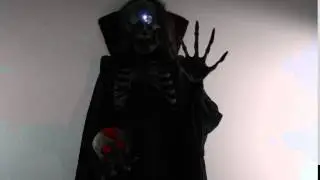 Esqueleto com Crânio na Mão | Decoração eletrônica para Festa de Halloween
