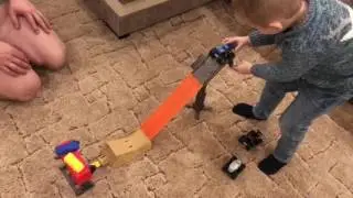 Играем в Монстер Трак ( playing monster truck)
