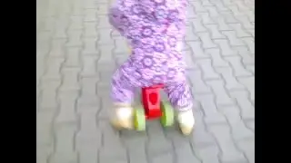 Алиса едит на ролоцикле, скорость страшная сила!