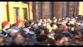 Ուղիղ. Լարված իրավիճակ Կառավարության դիմաց․ քաղաքացիների շարքերը գնալով մեծանում է