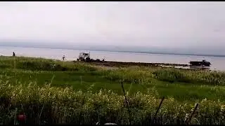 Грузовик, спасавший затопленные машины на Сахалине, сам застрял в песке