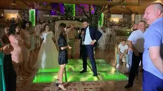A guy blew up the dancefloor by imitating a girl's dance! Super battle at a 2019 wedding.