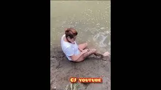 Tante lagi luluran pake pasir dipinggir sungai