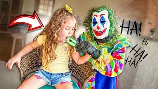 O PALHAÇO MALVADO DEU UM PIRULITO ESTRANHO PRA MINHA IRMÃZINHA COMER!