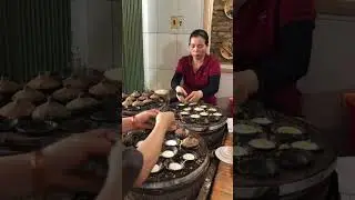 Bánh căn Đà Lạt. Chỗ này số 1 theo cái mỏ ăn hàng của mình.