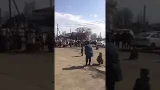 Мальчик танцует танец казака.