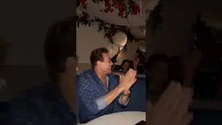 تكسير الاطباق ده عادات في بعض المطاعم اليونانيه و الناس الجميلة دي كانت فرحانه ان وسطهم مطرب مصري
