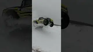 Powerful radio-controlled Short Course Losi TT Pro. 