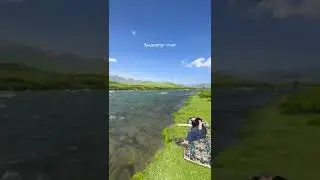 пацан отдыхает лежит возле пруда