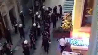 Polis, ocakbaşında oturan iki yaşlı Adamı döverek gözaltına aldı