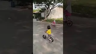 Little ia & io main Sepeda keililing komplek #pushbike #balancebike #sepeda #libursekolah