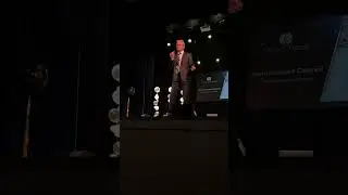 Выступление Петровича на сцене в Перми. Серебряный директор Global Trend.