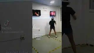 niña jugando boxeo en gafas de realidad virtual oculus quest 2 en Planeta Play VR.