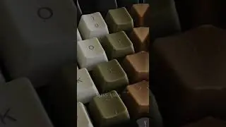 В биографии написано, что они чисто карие. Но я их вижу именно так.🤎💚
