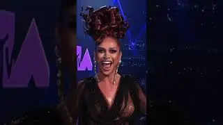 Sasha Colby introduces Chappell Roan at the #VMAs