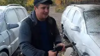 Ищу запчасти на шуруповёрт. Начал отсыпать пол по уровню в сарае. Денис моет машины :)