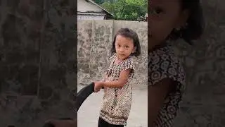 Aisyah dkk tertawa lepas bermain di desa glagahan