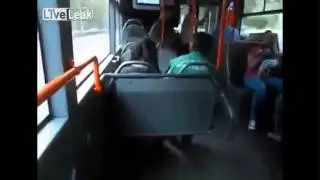 ДЕВУШКА ЗА РУЛЕМ ПОЕТ  ОЧЕНЬ ПОШЛУЮ ПЕСНЮ СУПЕР ПРИКОЛ)))