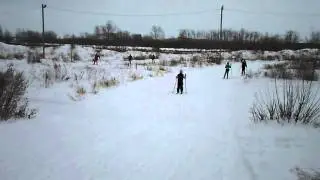 Лыжи. Гора. Зима. Езда на лыжах.