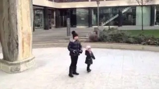 В Мюнхене прогулка с детьми