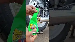 Ha messo tante matite nel tubo di scarico della moto 😱