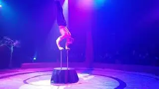 Youri, l'equilibriste du cirque saltobanco.