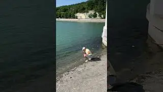 Саня Севастопольский пробует воду в Абрау-Дюрсо на вкус 😁
