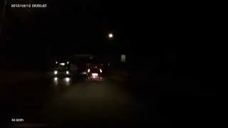 красный форд объезжает ямы