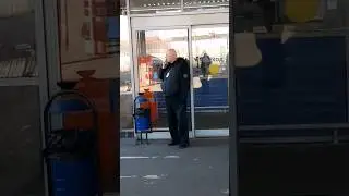 Курение в неположенном месте сотрудником ЧОП в METRO Кэш & Керри 6 апреля Москва