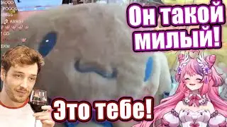 Коннор пытается выиграть мягкую игрушку для Айрон Маус