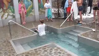 Девушки купаются в полынье