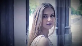 „W podcieniach stałem
