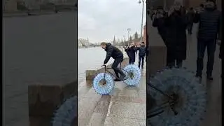 Парень проехал на велосипеде из бутылок по Москве-реке