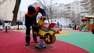 Уборка дворовой территории на улице Земляной вал